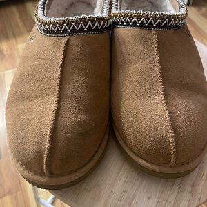 Ugg Tasman , men’s size 10. Color is Chestnut.